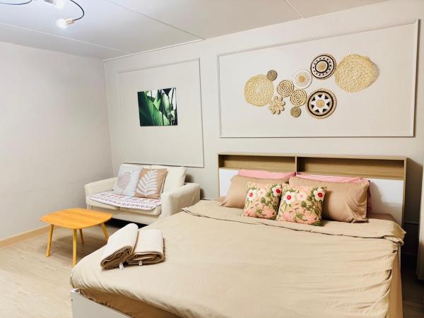 Nella foto è visibile l'oggetto MoonStay C1 Impact Arena Muangthongthani-Donmuang-FreeSpeedWifi situato nella città di Nonthaburi.