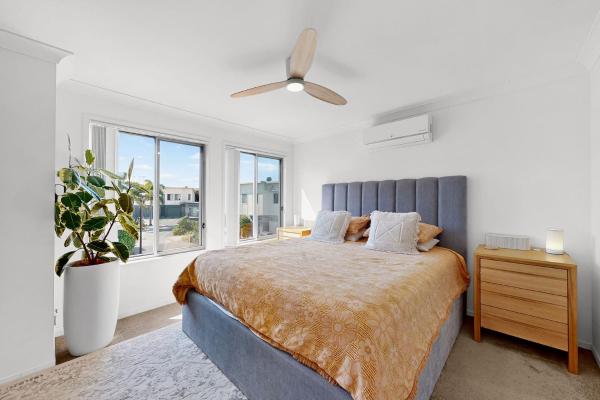 The photo shows the Spacious 3 bedroom townhouse with patio and pool located in the city of Kuraby.