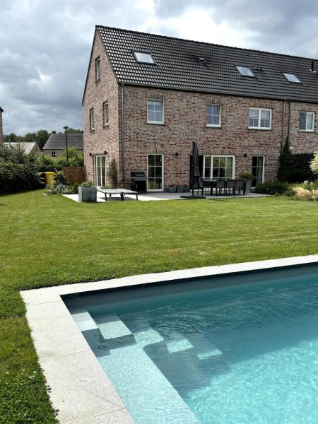The photo shows the Brabant house with pool located in the city of Rixensart.