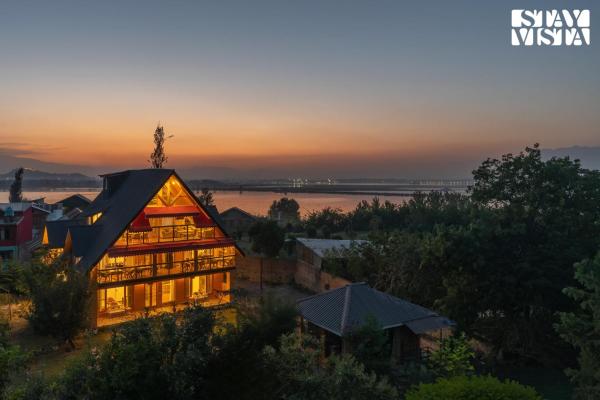 A la foto es mostra l'objecte StayVista at Emaarat Chalet with BBQ & Bonfire situat a la ciutat de Srinagar.