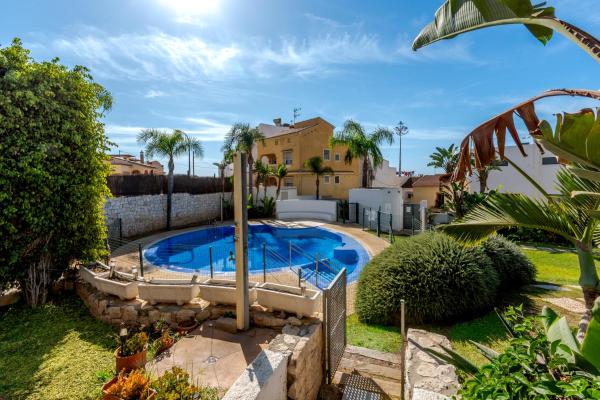 Na zdjęciu widoczny jest obiekt WintowinRentals Adosado Premium en la Costa del Sol położony w mieście Torre de Benagalbón.