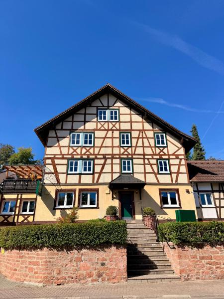 A la foto es mostra l'objecte Boardinghouse Zur Rose situat a la ciutat de Leidersbach.