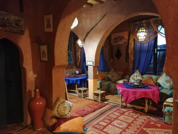 The photo shows the Kasbah du Peintre located in the city of Tamdakht.