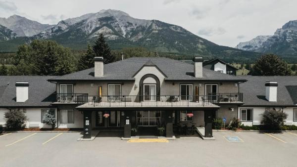 På billedet ses objektet Northwinds Hotel Canmore beliggende i byen Canmore.
