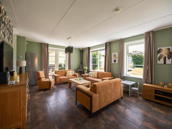 Villa in Andijk with Hot Tub and Gardenの写真2