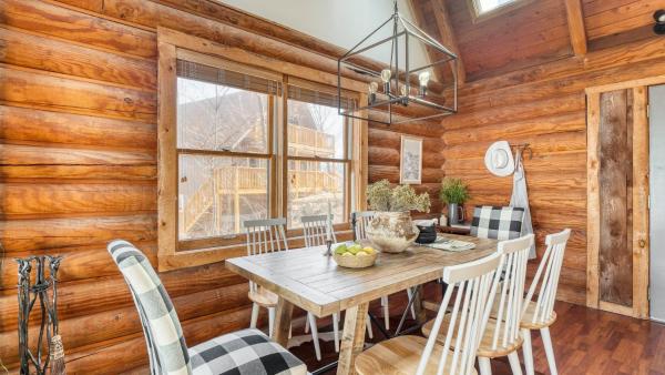 Bilde 9: Pine Needle by AvantStay Log Cabin w Gorgeous Views Hot Tub Patio Pool Table