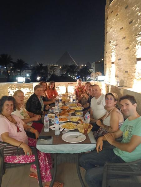 A la foto es mostra l'objecte Night Pyramids View Inn situat a la ciutat de El Caire.