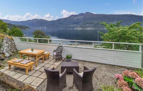 写真にはVangsbygd市にあるAwesome Home In Eidfjord With House Sea Viewが写っています。