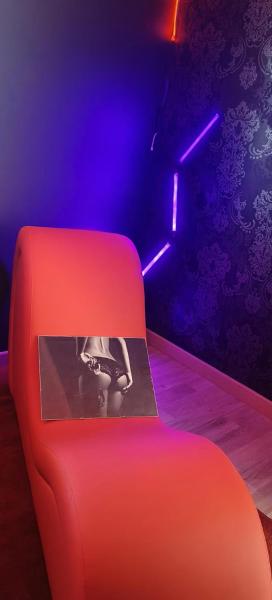 På billedet ses objektet Le boudoir des jouissances perverses beliggende i byen Communay.