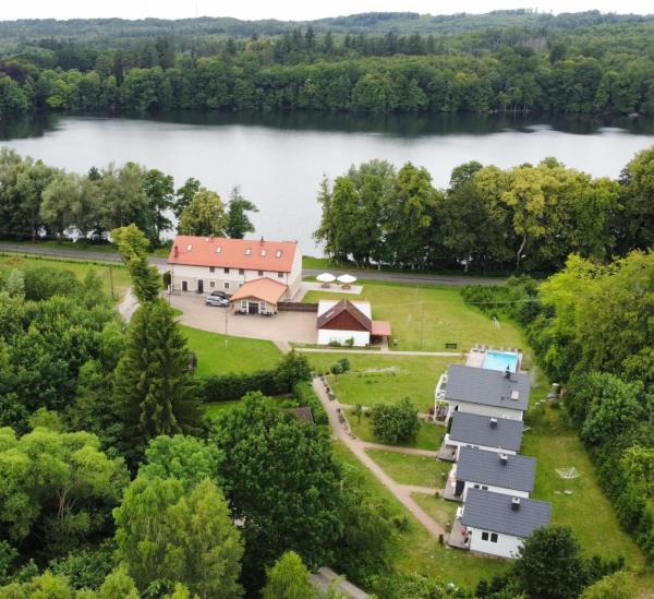 Na zdjęciu widoczny jest obiekt Zajazd Zamkowy - Schloßgasthof położony w mieście Buszyno.