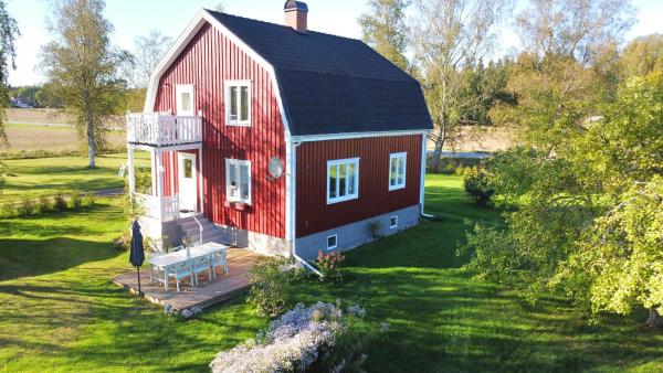 På billedet ses objektet Hus Brobacka beliggende i byen Rya-Backgården.