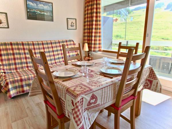 Auf dem Foto ist das Objekt Studio cosy 4 pers, balcon, bien équipé, pied des pistes, Chamrousse 1750 - FR-1-340-99 in der Stadt Chamrousse zu sehen.