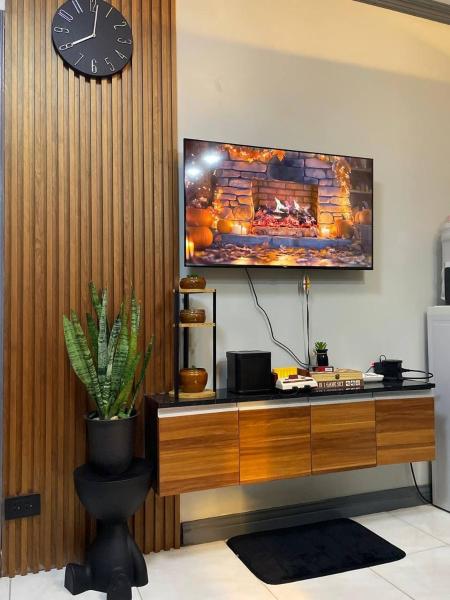 På bildet vises objektet Affordable 2BR Near Airport with WiFi, Netflix and Pool som ligger i byen Mactan.