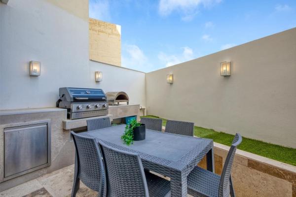 写真にはTaʼ Abram市にある2BR Gozo Escape with Private Tub & Backyard by 360 Estatesが写っています。