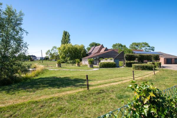 Auf dem Foto ist das Objekt Landelijk vakantiehuis in Diksmuide met een tuin en vijver in der Stadt Pervijze zu sehen.