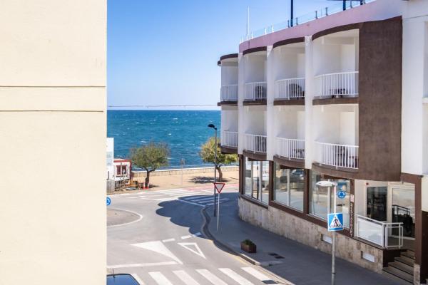 A la foto es mostra l'objecte 01 Codolar L'Escala en segunda línea del mar situat a la ciutat de L'Escala.