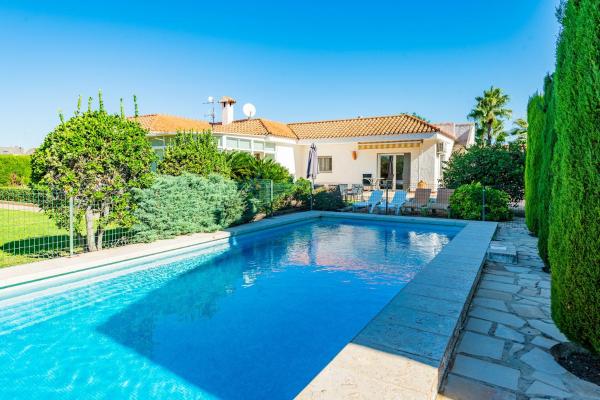 A la foto es mostra l'objecte Villa Mario para 8 con piscina privada AA y Wi-Fi. situat a la ciutat de Vinaròs.