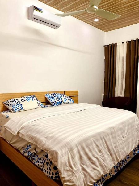 Na fotografii je vidět objekt 1 chambre salon a cotonou stade nacházející se ve městě Godomè.