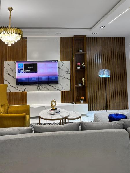 Kuvassa näkyy kohde Near Lakowe Golf and Lekki FTZ Minutes From Awoyaya with Constant Power, Wi-Fi, Gym by Crystal Stays, joka sijaitsee kaupungissa Lakowe.