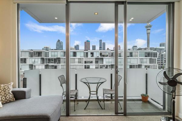 Beautiful 2BR - Pool, Gym & Parking Zodiak Stays, Auckland