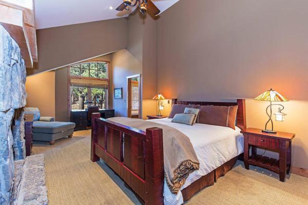Foto 2: Stonegate #02 Luxe Condo with Foosball Table