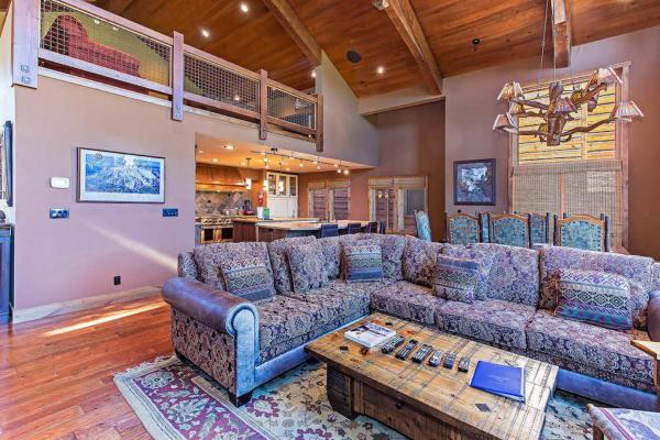 Foto 4: Stonegate #02 Luxe Condo with Foosball Table
