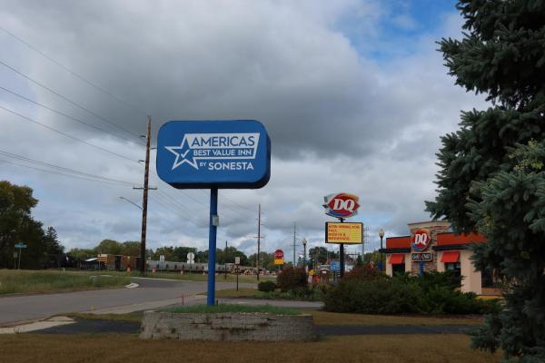 Na fotografii je vidět objekt Americas Best Value Inn nacházející se ve městě Maple Lake.