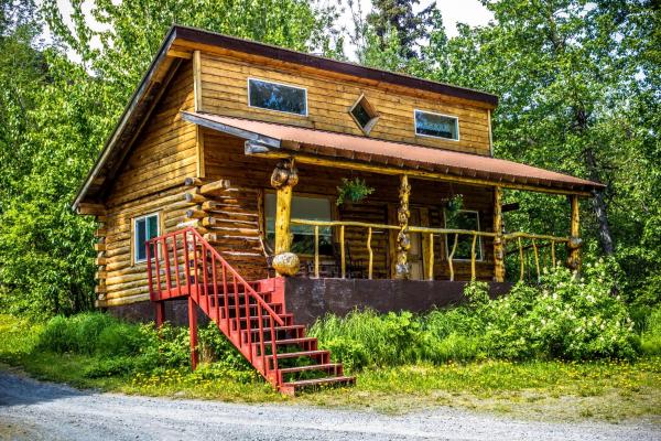 На фото показан объект Midnight Sun Log Cabins, расположенный в городе Moose Pass.