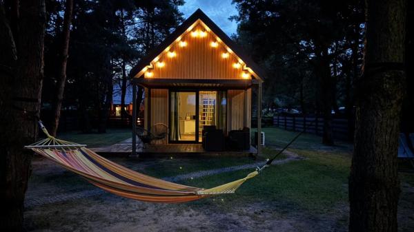 Na fotografii je vidět objekt Osada pod Gwiazdami & SPA - DELUXE blisko jezioro, ogrodzony, ognisko, taras, dodatkowa sypialnia nacházející se ve městě Zatom.