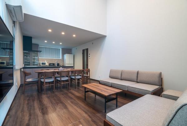 Στη φωτογραφία φαίνεται το αντικείμενο 新屋 札幌市中心 近圓山公園 挑高設計客廳 4房 3廁所 1浴室 2淋浴 最大13人 可停車 που βρίσκεται στην πόλη Wada.