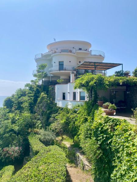 写真にはコパネッロ市にあるVilla Alcadoが写っています。