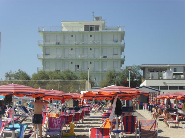 Na fotografii je vidět objekt Hotel Italia nacházející se ve městě Senigallia.