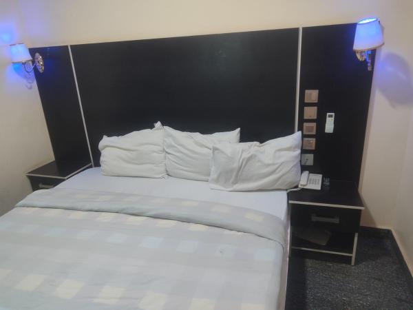 På bildet vises objektet PollyJolly Hotel and Suites som ligger i byen Oba Ile.
