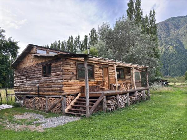 På billedet ses objektet cabaña eco las torres del simpson aysen patagonia beliggende i byen Puerto Dunn.