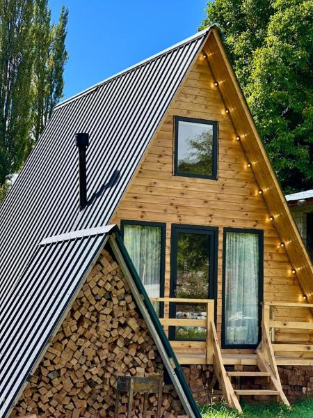 Kuvassa näkyy kohde Mestia Sunrise Cottage, 1BR Mountain Stay Svaneti, joka sijaitsee kaupungissa Mestia.