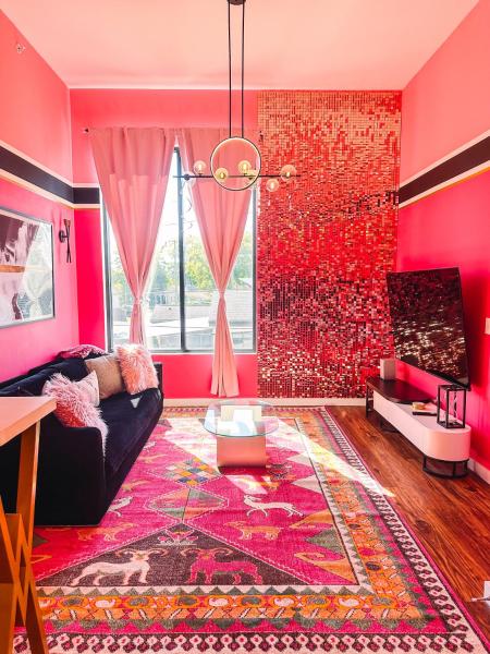 På billedet ses objektet Dolly's Glam Getaway - Glittering Gem Near Broadway beliggende i byen Nashville.