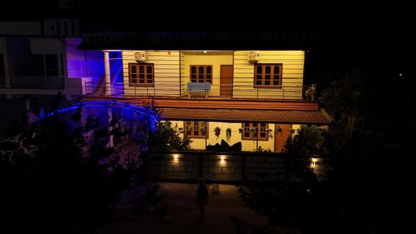 A la foto es mostra l'objecte Coorg peacock feathers home stay situat a la ciutat de Kushālnagar.