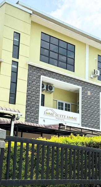 На фото показан объект Home Suite Home Singkawang, расположенный в городе Сингкаванг.
