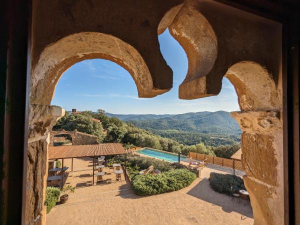 A la foto es mostra l'objecte Mas Oms situat a la ciutat de Montnegre.