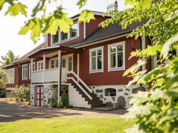 Auf dem Foto ist das Objekt Åkagårdens Lodge in der Stadt Båstad zu sehen.