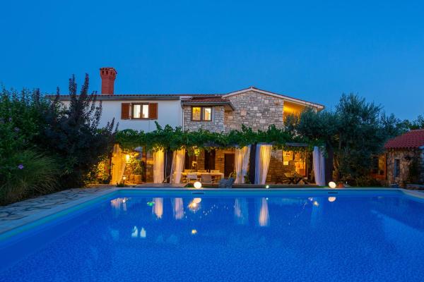 Na zdjęciu widoczny jest obiekt Residence Tomani with XXL pool położony w mieście Bale.