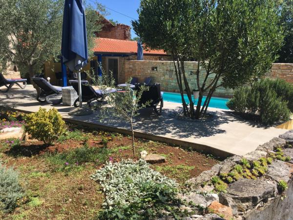 A la foto es mostra l'objecte House 1Holiday Home Ava1 with pool & House 2 Holiday Home Ava2 with whirlpool situat a la ciutat de Baderna.