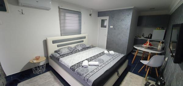 Na foto é possível ver o objeto Cozzy apartment near the Aiport Podgorica localizado na cidade de Mitrovići.