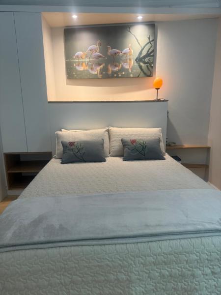 Auf dem Foto ist das Objekt Studio-at-Kloofhouse in der Stadt Capri Village zu sehen.