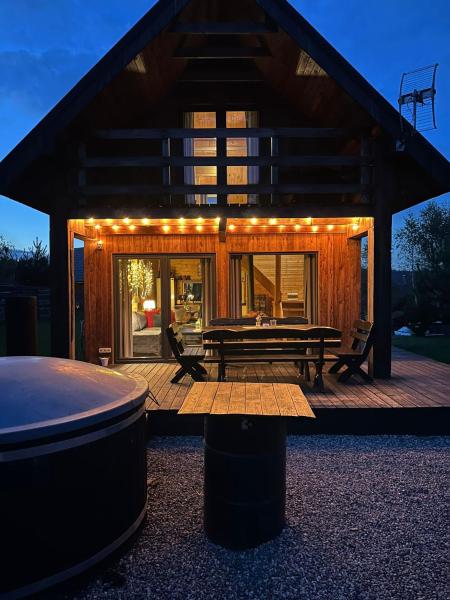Na zdjęciu widoczny jest obiekt Górskie kaszuby Gołubie sielski reset,domek na Kaszubach-do 10 osob,sauna ,balia,kominek położony w mieście Sikorzyno.