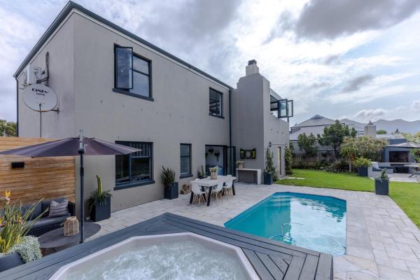 Na fotografii je vidět objekt Bradley-Evans House nacházející se ve městě Harmony.
