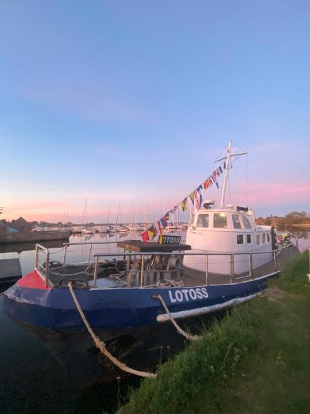 На фото показан объект LOTOSS ex ice class Pilot ship, расположенный в городе Энгуре.