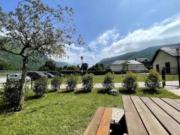A la foto es mostra l'objecte Jardin, vue montagnes, animaux OK, draps inclus situat a la ciutat de Bielle.