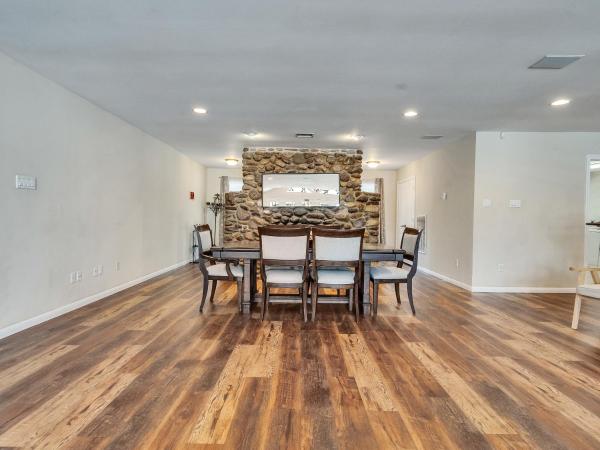 Foto 8: Pool, Spa&Lake 16 beds 8 bathrooms 50 car parking VENUE Magnolia Texas