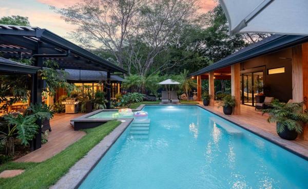 写真にはプラヤ・アベヤナ市にあるBalinese Inspired Luxury Villaが写っています。